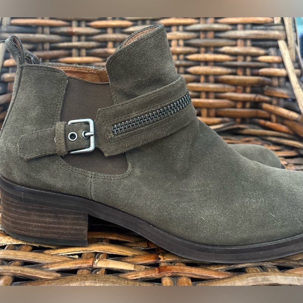Gentle Souls Kenneth Cole Penny
Ankle Booties Womens Size 9
Olive Leather Zip - Picture 3 of 16